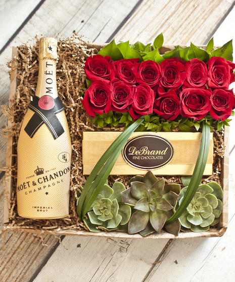 12 Roses & Moet Chandon Champagne Gift Box