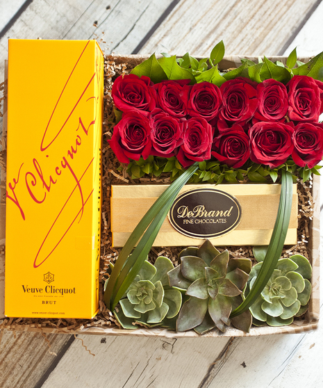 12 Roses & Veuve Cliquot Champagne Gift Box